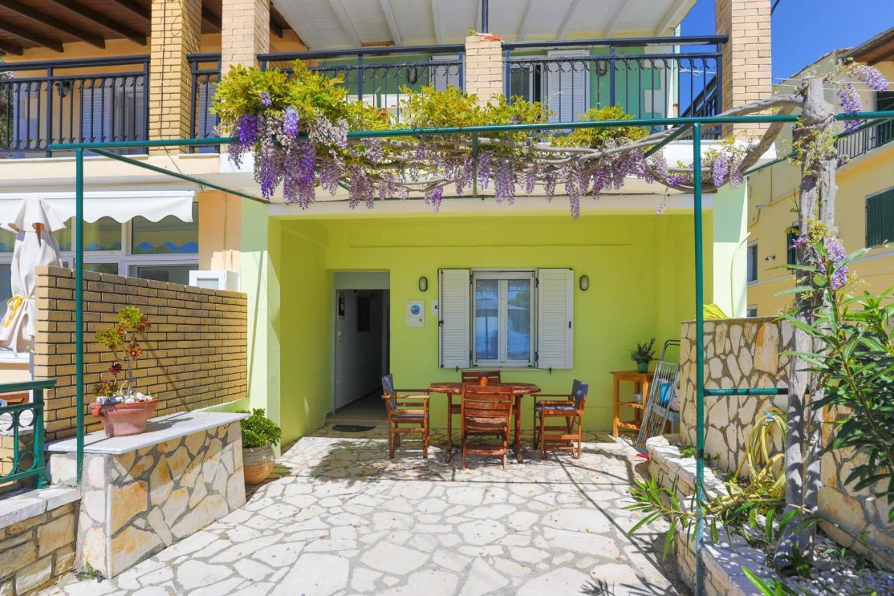 Kaminaki Beachfront Apartments Nisaki  Bagian luar foto