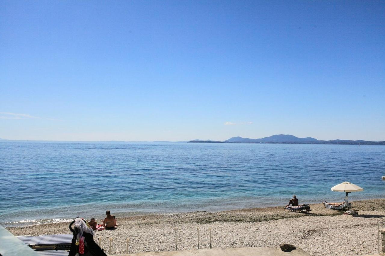 Kaminaki Beachfront Apartments Nisaki  Bagian luar foto