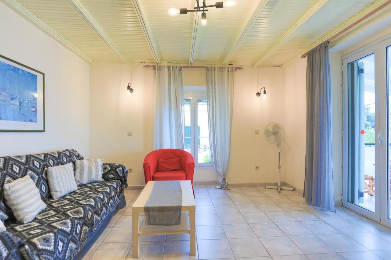 Kaminaki Beachfront Apartments Nisaki  Bagian luar foto